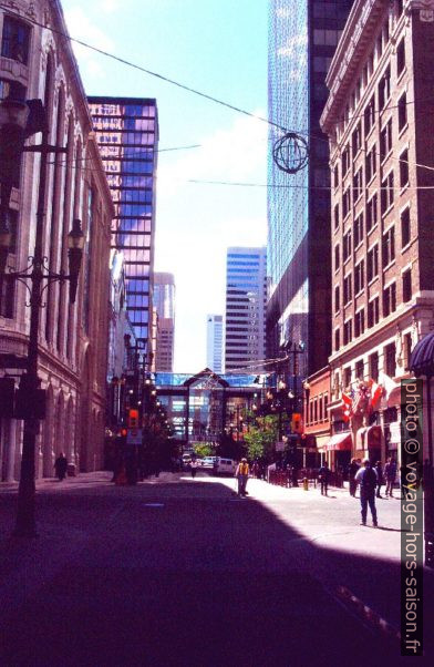 Stephen Avenue avec un skyway. Photo © André M. Winter