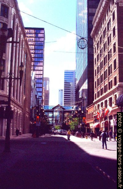 Stephen Avenue avec un skyway. Photo © André M. Winter