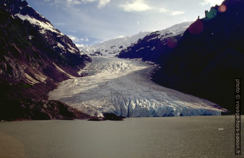 Le Bear Glacier et le lac à son peid. Photo © André M. Winter