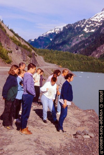 Le groupe regarde l'arrivée des pierres lancés. Photo © André M. Winter