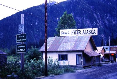 Panneau Entering Hyder, Alaska. Photo © André M. Winter