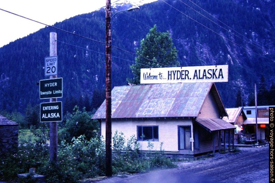 Panneau Entering Hyder, Alaska. Photo © André M. Winter