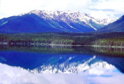 Le Kinaskan Lake avec le reflet des montagnes. Photo © André M. Winter