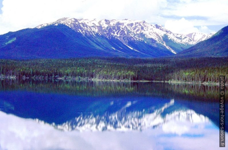 Le Kinaskan Lake avec le reflet des montagnes. Photo © André M. Winter