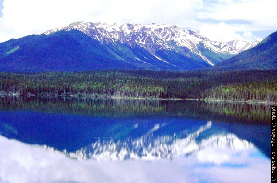 Le Kinaskan Lake avec le reflet des montagnes. Photo © André M. Winter