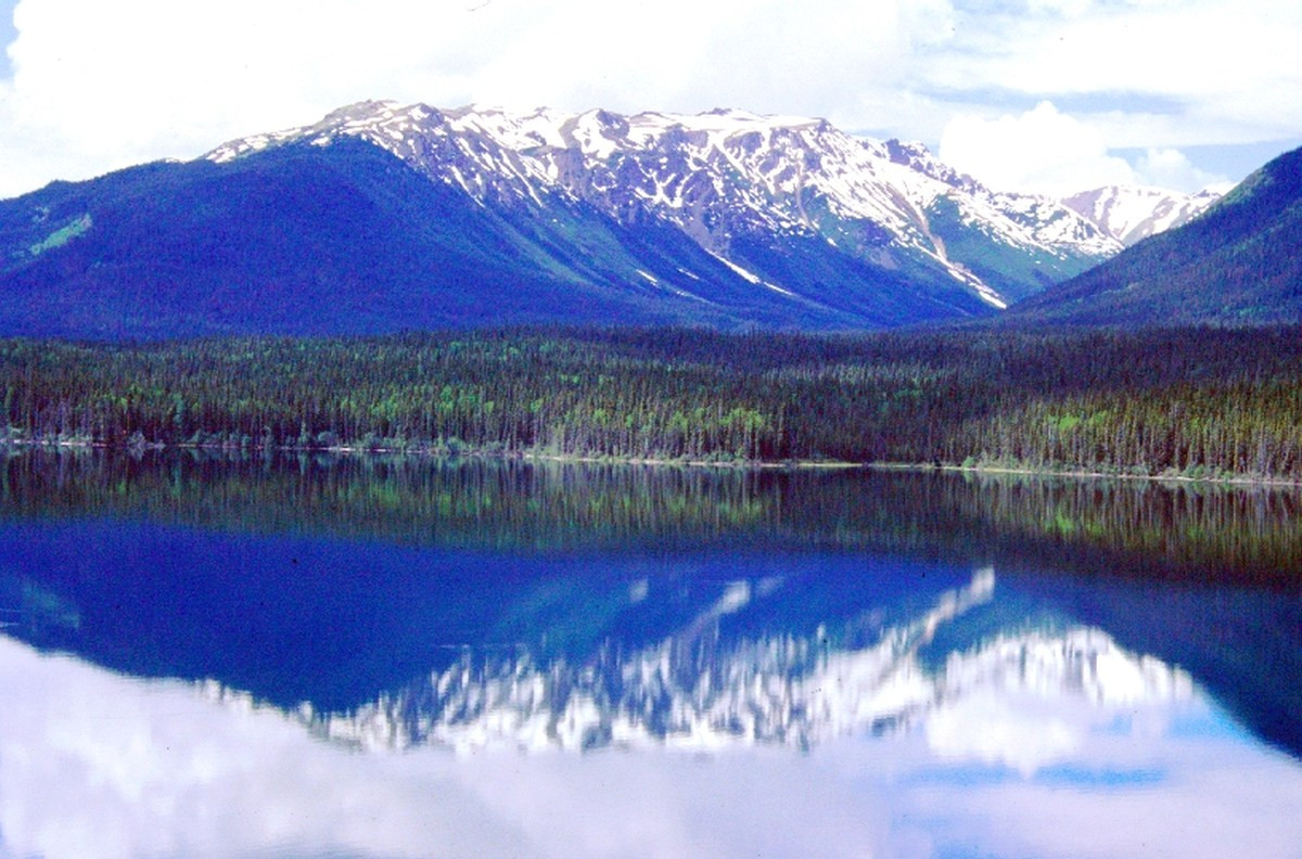 Le Kinaskan Lake avec le reflet des montagnes. Photo © André M. Winter
