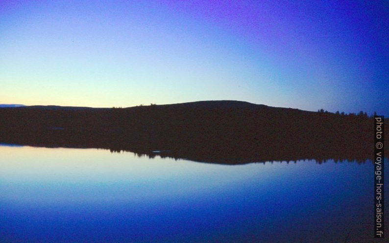 Le Wye Lake au soleil de minuit. Photo © André M. Winter