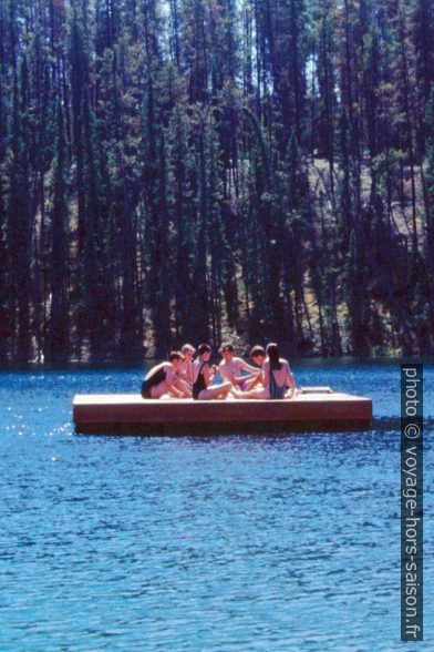 Sur le radeau du Lucky Lake. Photo © Christian Amrhein