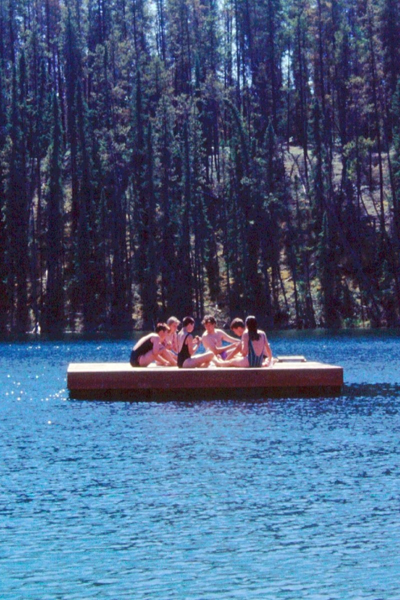 Sur le radeau du Lucky Lake. Photo © Christian Amrhein