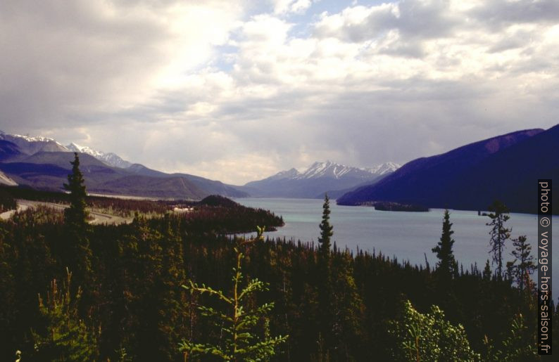 Vue par dessus le Muncho Lake du nord au sud. Photo © André M. Winter