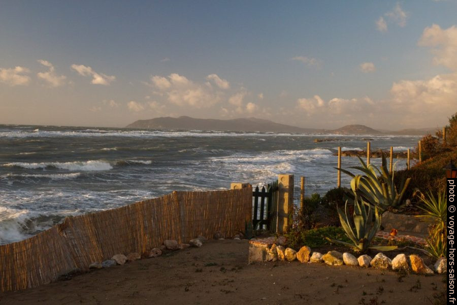 Coucher de soleil sur la plage du Tombolo della Giannella. Photo © Alex Medwedeff