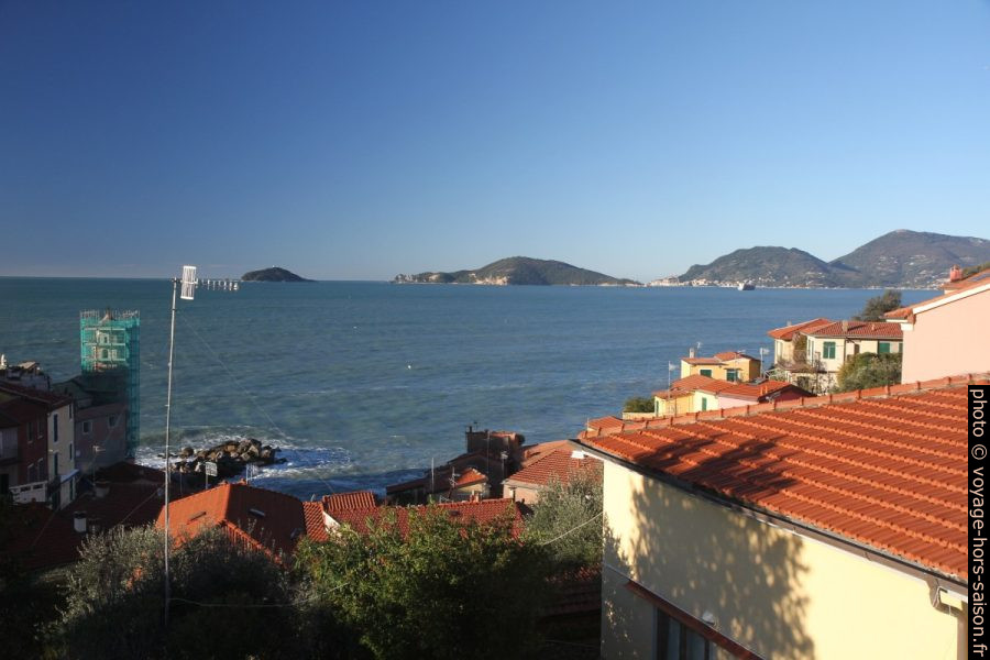 Vue vers l'Isola San Venerio, l'Isola Palmaria et Portovenere. Photo © Alex Medwedeff