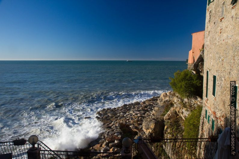 Vue sur les rochers devant Tellaro. Photo © Alex Medwedeff