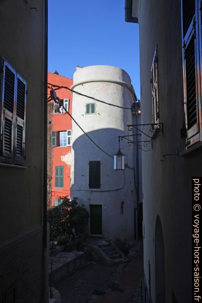 Le soleil d'hiver matinal n'illumine pas encore le fond des ruelles de Tellaro. Photo © Alex Medwedeff