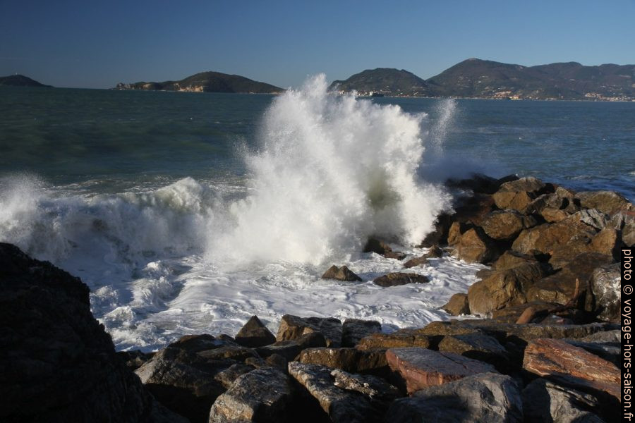 Vagues et au fond l'Isola Tino, l'Isola Palmaria et Portovenere. Photo © Alex Medwedeff
