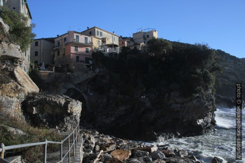 Côte rocheuse sous Tellaro. Photo © Alex Medwedeff