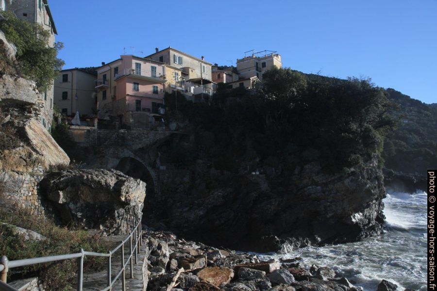 Côte rocheuse sous Tellaro. Photo © Alex Medwedeff