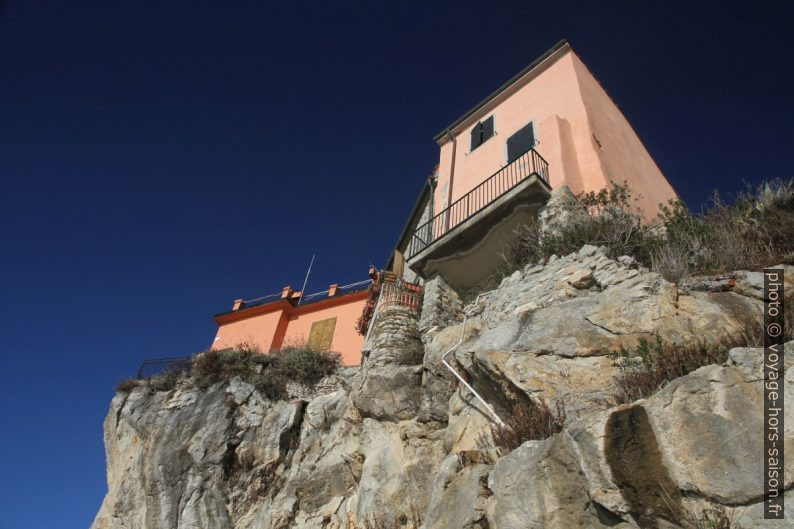 Maisons au-dessus de la côte rocheuse sous Tellaro. Photo © Alex Medwedeff