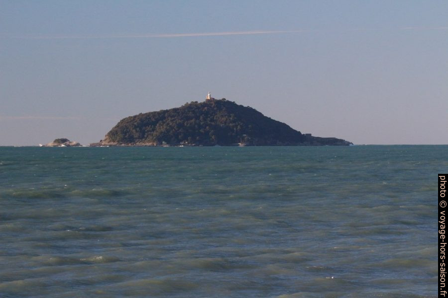 Isola Tinetto et Isola Tino avec phare. Photo © André M. Winter