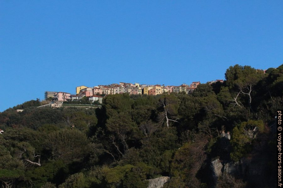 Village perché de la Serra. Photo © André M. Winter