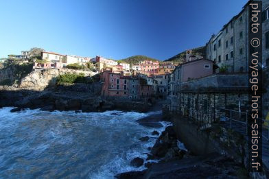 Tellaro construit en bord de mer. Photo © André M. Winter