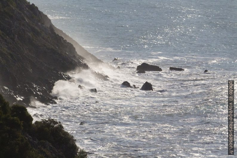 La mer frappe contre la côte. Photo © André M. Winter