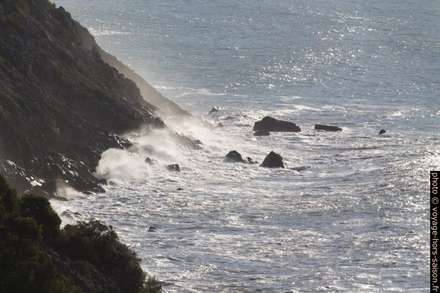 La mer frappe contre la côte. Photo © André M. Winter