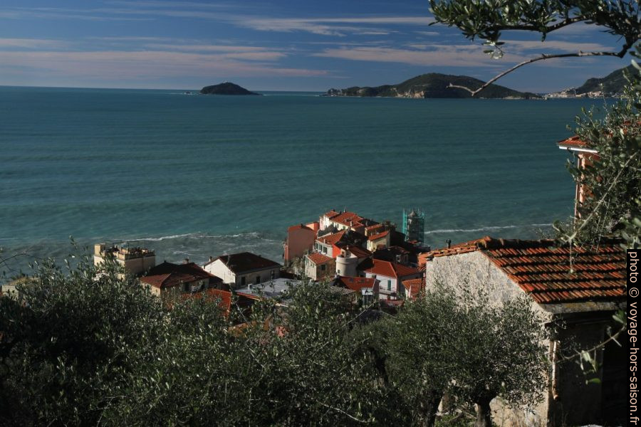 Vue sur Tellaro au bord du Golfe de la Spezia. Photo © Alex Medwedeff