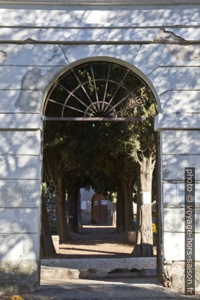 Entrée du cimetière de Tellaro. Photo © Alex Medwedeff