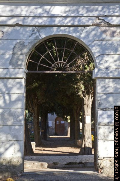 Entrée du cimetière de Tellaro. Photo © Alex Medwedeff