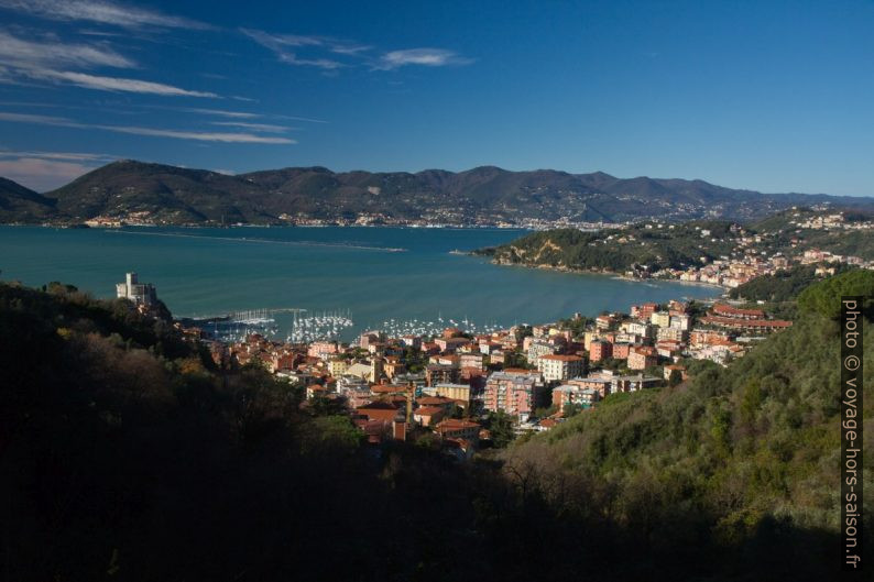 Ville de Lerici et le Golfe de la Spezia. Photo © Alex Medwedeff