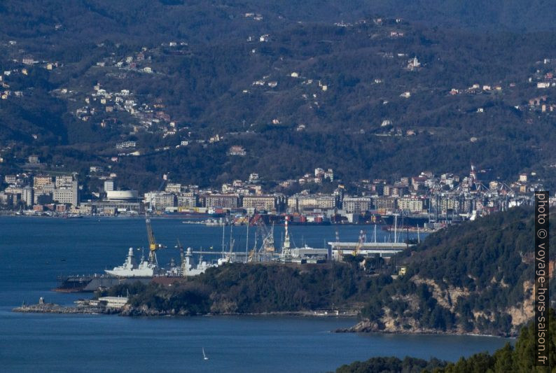 Vue vers le port commercial de la Spezia. Photo © André M. Winter