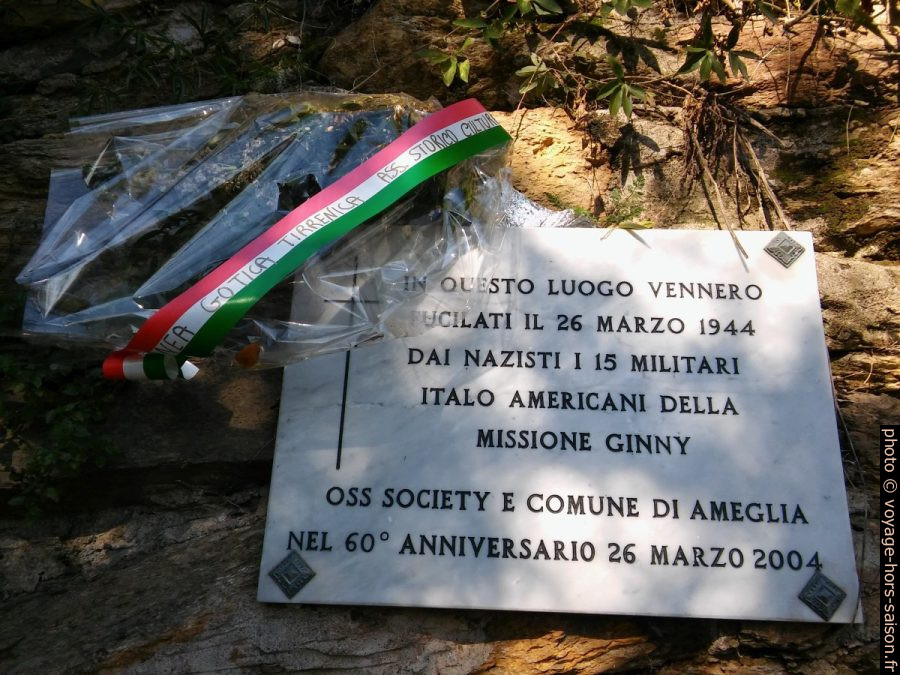 Plaque commémorative de l'exécution par les nazis de 15 soldats américains le 26 mars 1944 à la Punta Bianca. Photo © André M. Winter