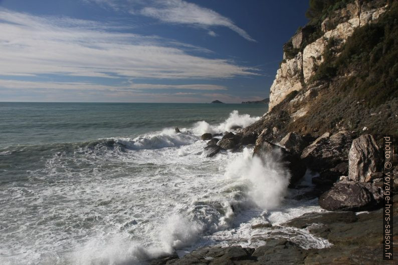 Mer vivement remuée à la Punta Bianca. Photo © Alex Medwedeff