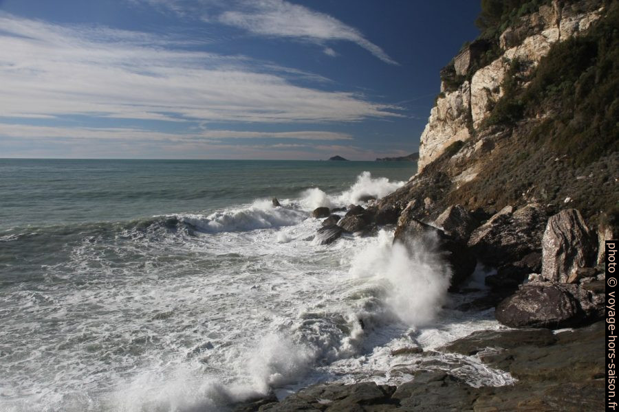 Mer vivement remuée à la Punta Bianca. Photo © Alex Medwedeff