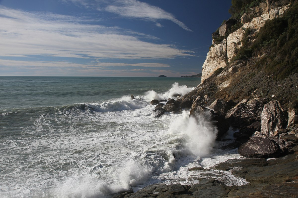 Mer vivement remuée à la Punta Bianca. Photo © Alex Medwedeff