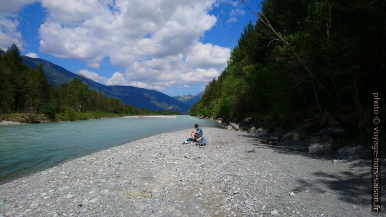 Alex sur un banc de galets au bord de la rivière Lech. Photo © André M. Winter