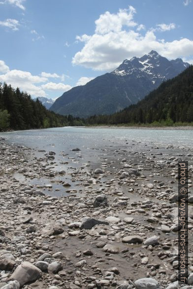 Le lit de la rivière Lech et la montagne Noppenspitze. Photo © Alex Medwedeff