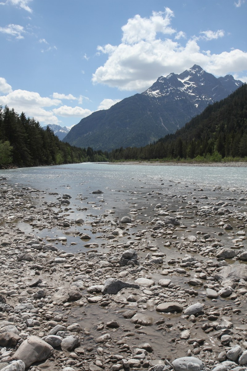 Le lit de la rivière Lech et la montagne Noppenspitze. Photo © Alex Medwedeff