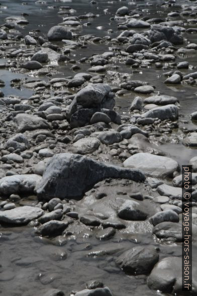 Galets de calcaire dans la rivière Lech. Photo © Alex Medwedeff