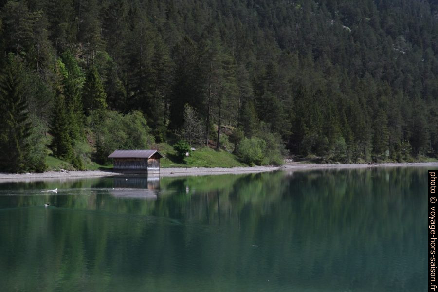 Un abri de bateau au bord du lac Heiterwanger See. Photo © Alex Medwedeff