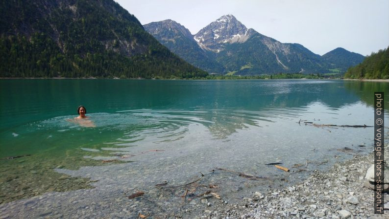 Alex nage dans le lac Heiterwanger See. Photo © André M. Winter