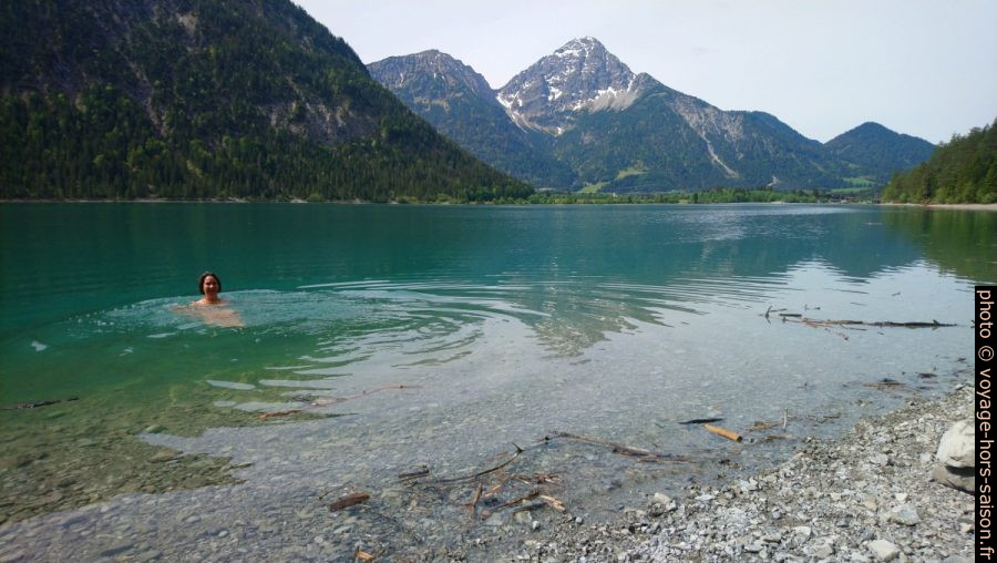 Alex nage dans le lac Heiterwanger See. Photo © André M. Winter
