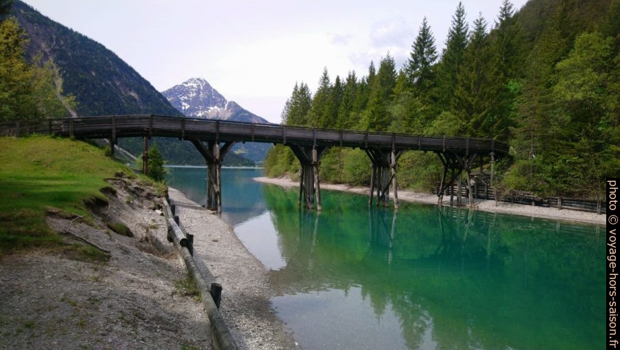 Passerelle sur le canal artificiel entre les lacs Heiterwanger See et Plansee. Photo © André M. Winter
