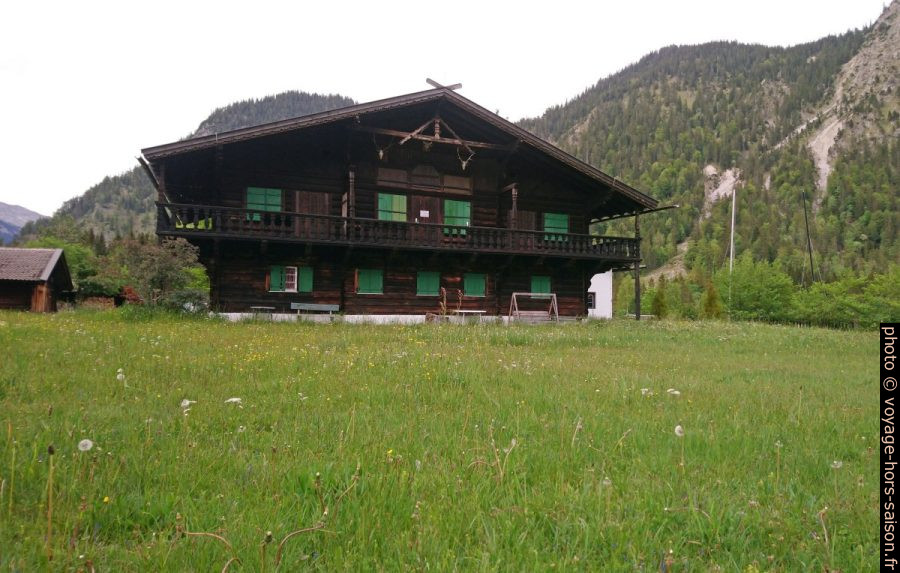 Un chalet en bois au bord du lac Plansee. Photo © André M. Winter