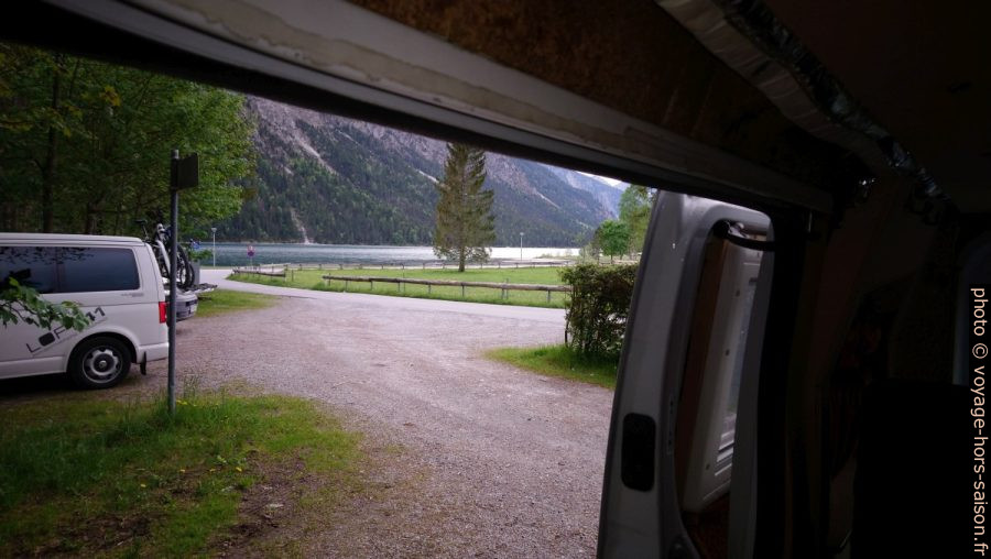 Vue du Trafic sur le parking au bord du ac Plansee. Photo © André M. Winter