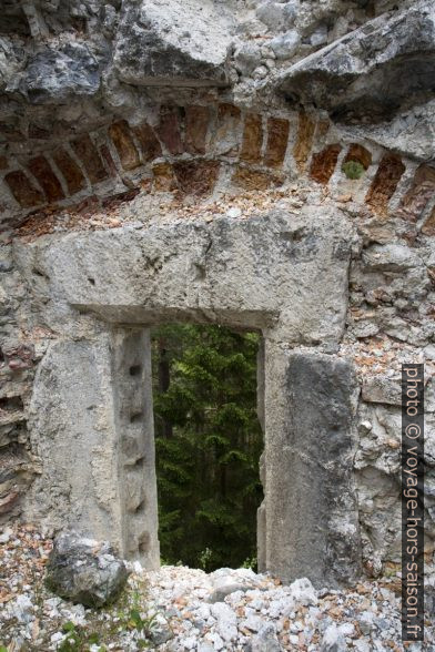 Briques cuites érodés de la ruine Sigmundsburg. Photo © Alex Medwedeff