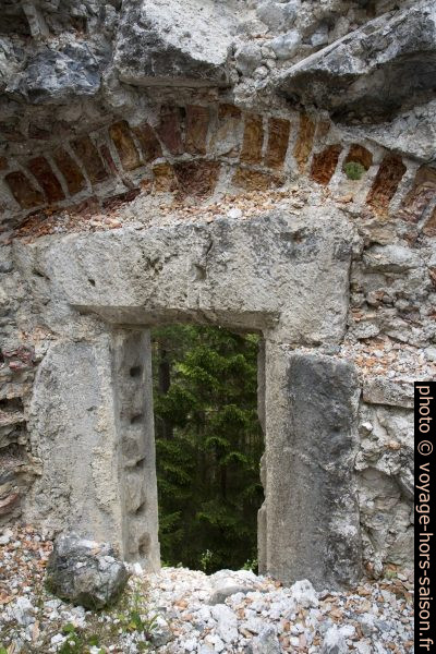 Briques cuites érodés de la ruine Sigmundsburg. Photo © Alex Medwedeff