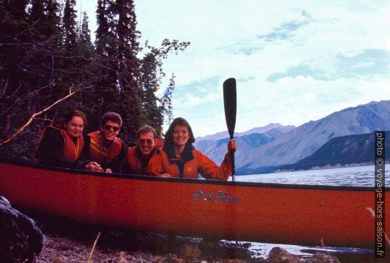 Débarquement en canoë. Photo © André M. Winter