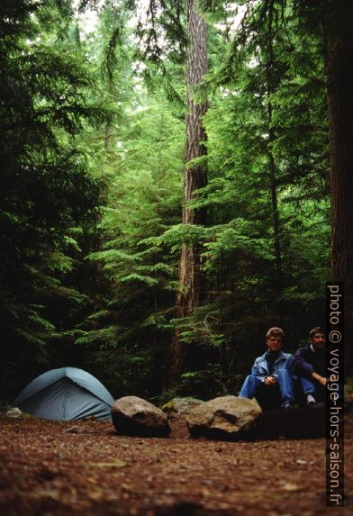 André et Christian avec leur tente sous les douglas verts. Photo © André M. Winter